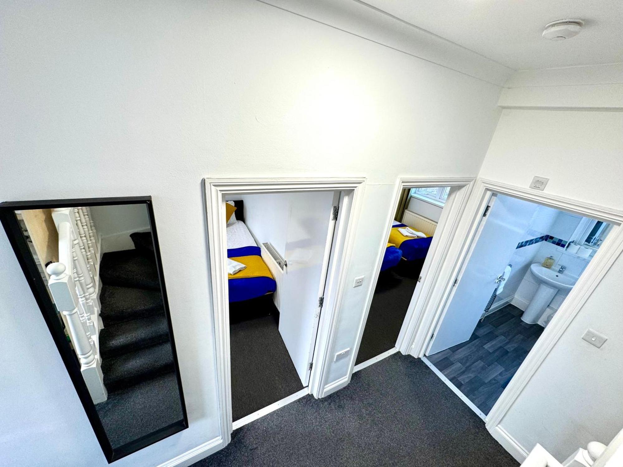 London 3 Bedrooms 3 Bathrooms Spacious House, Reception, Kitchen, Garden, Parking Kültér fotó