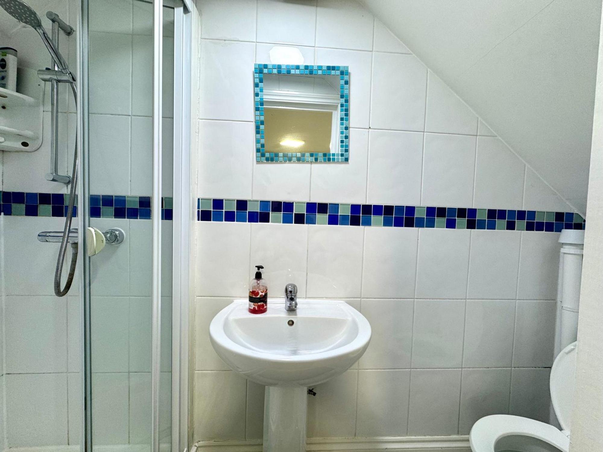 London 3 Bedrooms 3 Bathrooms Spacious House, Reception, Kitchen, Garden, Parking Kültér fotó