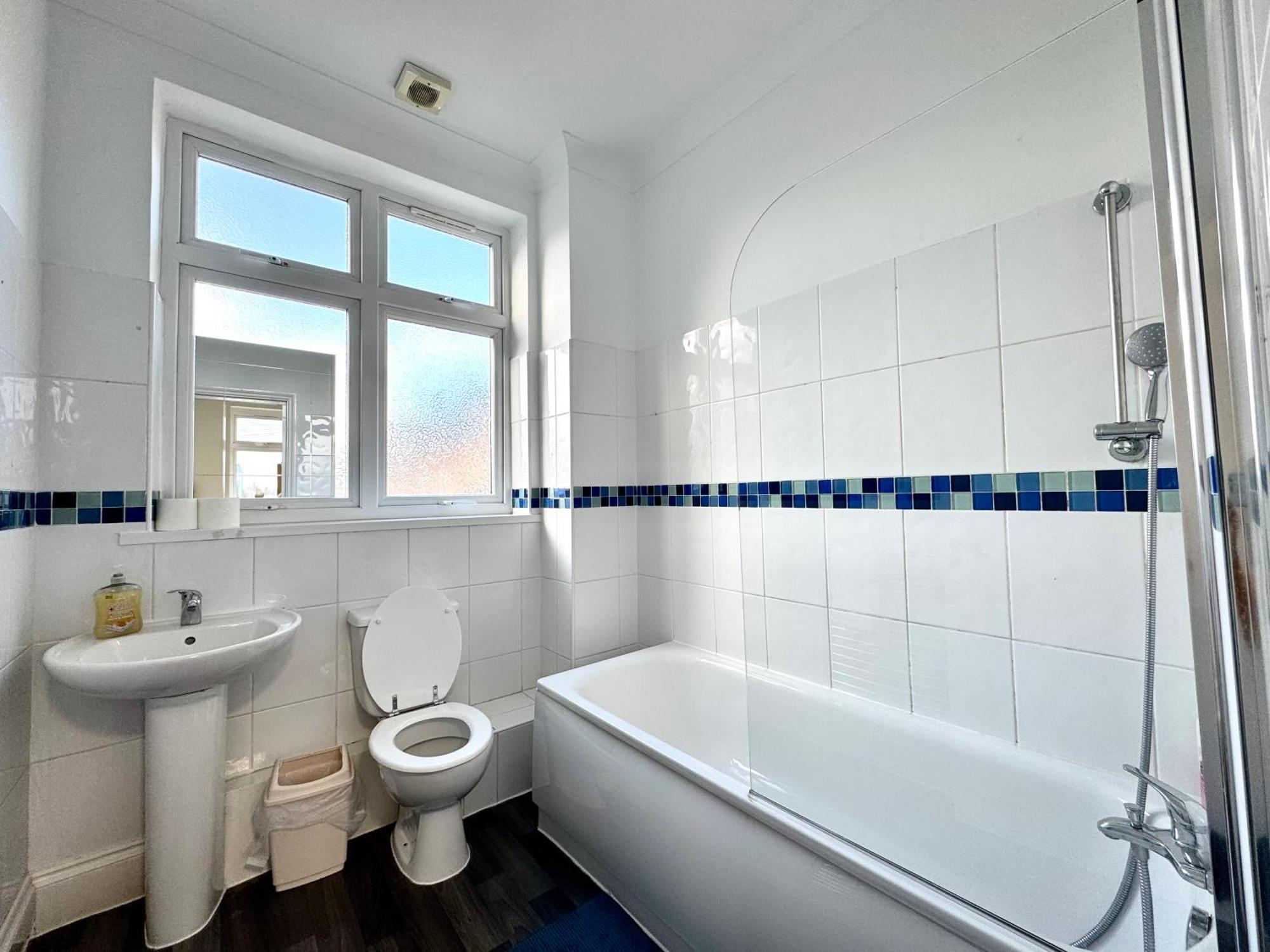 London 3 Bedrooms 3 Bathrooms Spacious House, Reception, Kitchen, Garden, Parking Kültér fotó